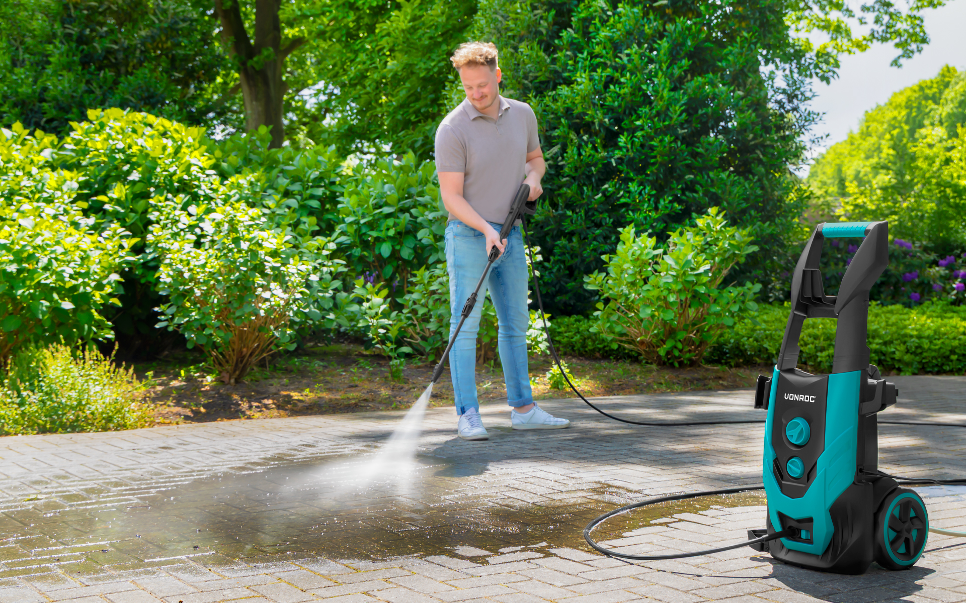 nettoyage d’une allée avec un nettoyeur haute pression VONROC